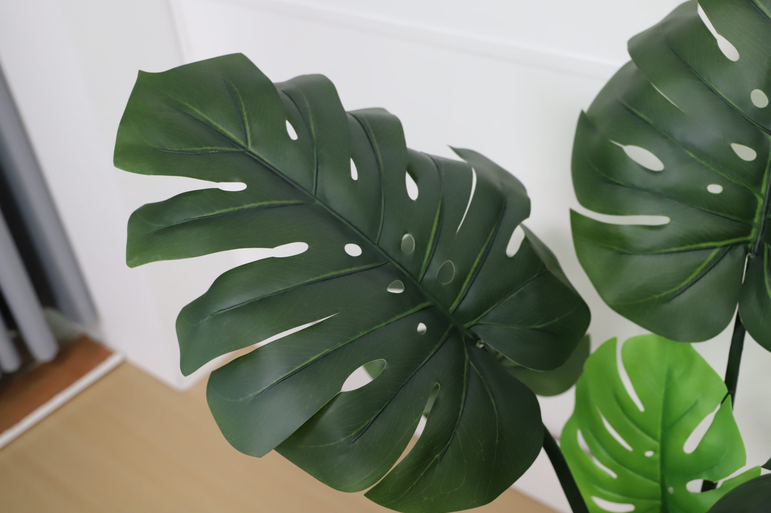 Manufacturing facility Low cost: Synthetic Monstera Plant with Silk Inexperienced Leaves in Black Plastic Pot for Indoor Ornament